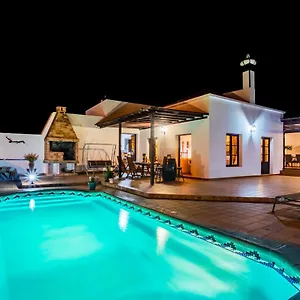  Villa Eslanzarote Acoruma House, Super Wifi, Heated Pool